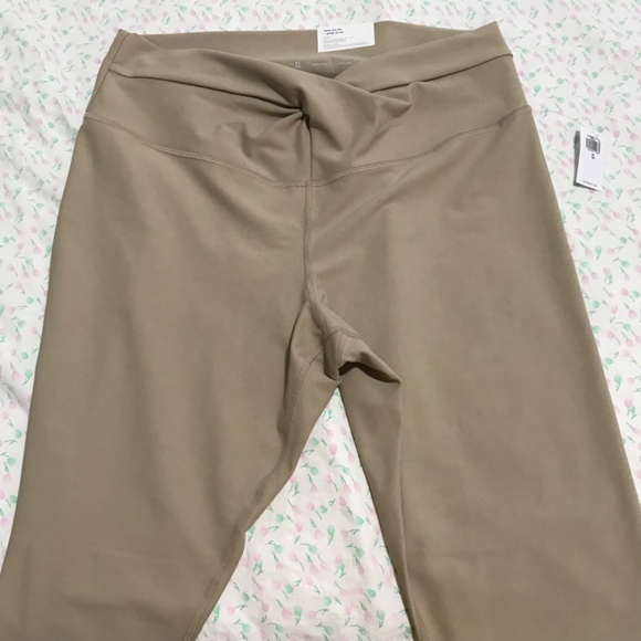 NWT Old Navy Extra High-Waisted PowerSoft Twist-Front Leggings XL Savanna Grass - Picture 2 of 16
